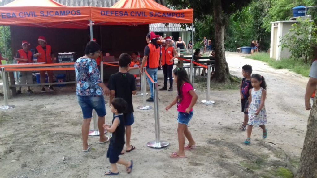 Agentes e voluntários da Defesa Civil fazem ação de Natal em São José