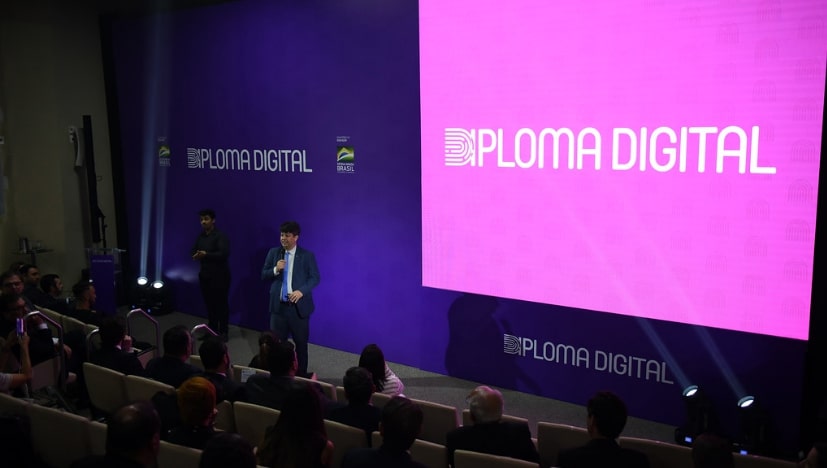 Governo anuncia versão digital de diplomas com custo 80% menor