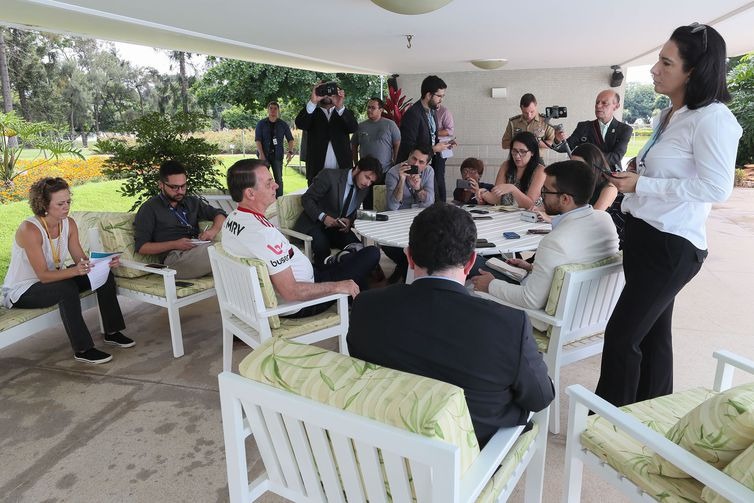 Bolsonaro quer elevar teto do IR para R$ 3 mil por mês