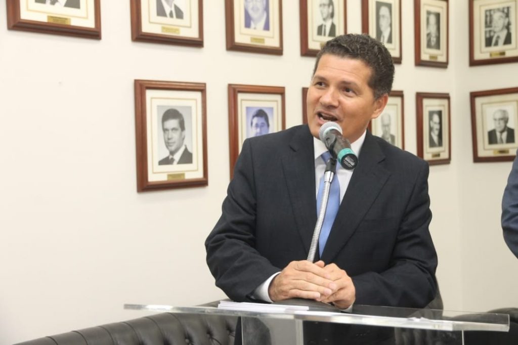 Izaias assina Termo para retomar Plano Diretor em Jacareí