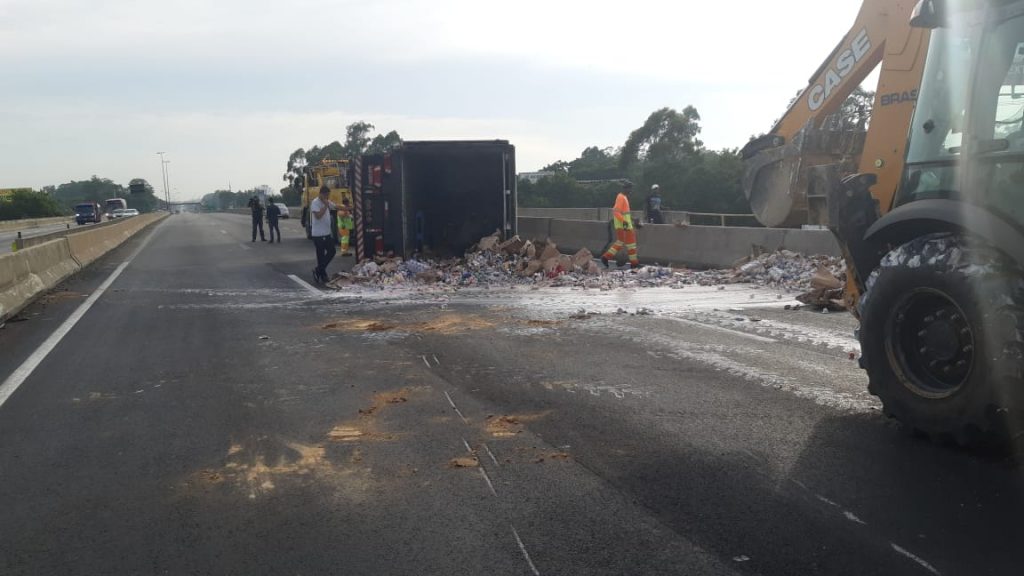 Caminhão tomba na Dutra e interdita trânsito por quatro horas em Jacareí