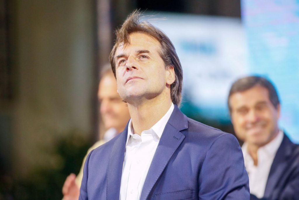 Governo de transição começa hoje no Uruguai