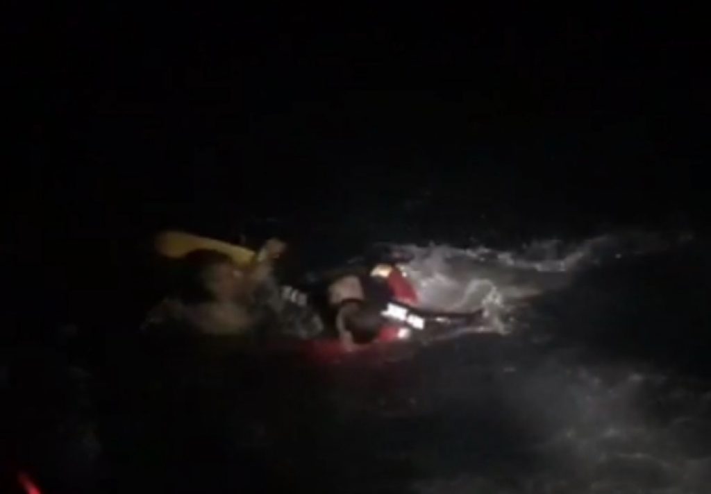 Pescador de 65 anos é resgatado após passar três horas no mar em Ilhabela