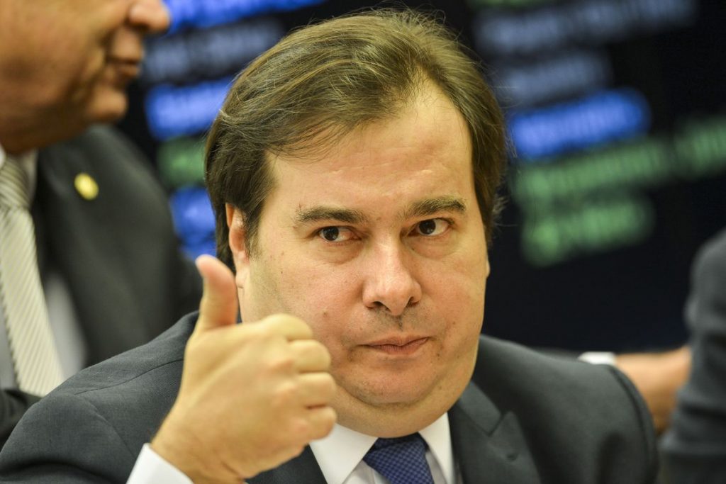 Maia diz que é direito do Senado votar projeto sobre prisão em 2ª instância