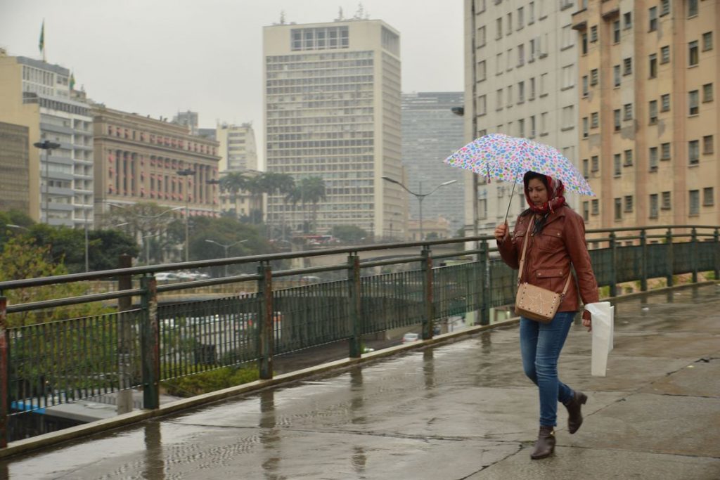 Chuva intensa causa enchentes e paralisa o trânsito em São Paulo