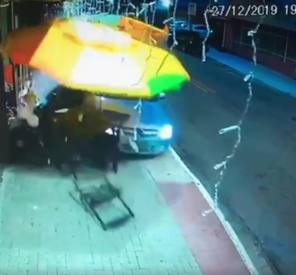 Suspeito é atropelado em tentativa de assalto na zona leste de São José
