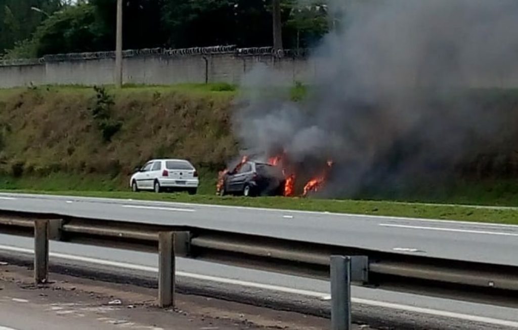 Carro fica destruído após incêndio na Rodovia dos Tamoios