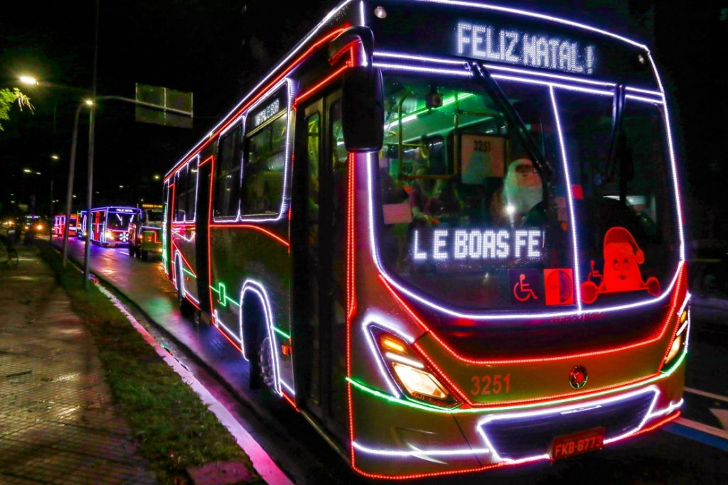 Caravanas de Natal passam pela zona leste de São José nesta segunda
