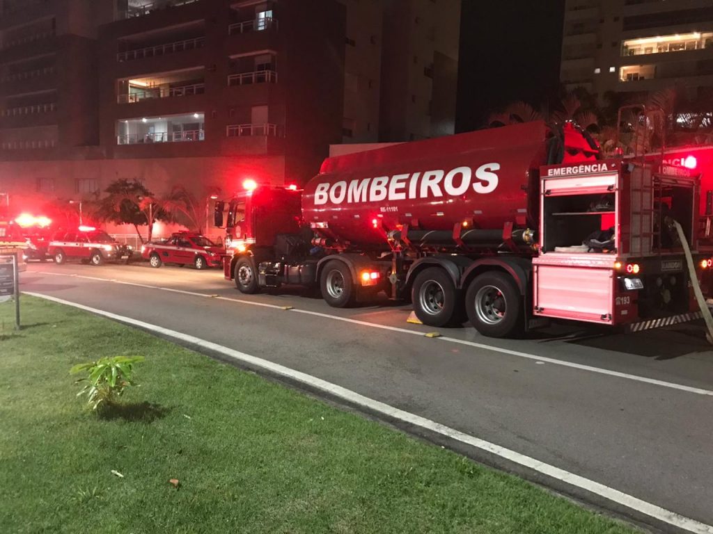 Apartamento pega fogo na Vila Ema em São José