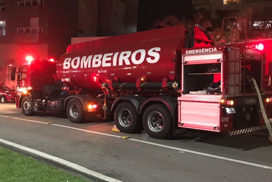 Um restaurante de Caraguatatuba foi furtado e incendiado por criminosos na madrugada desta quinta-feira (25). De acordo com o dono do estabelecimento, o fogo começou em um amontoado de panos. Foram levados eletrônicos, bebidas e cigarros. O incêndio destruiu o teto, piso, vidraças, mesas e cadeiras do local. Estima-se que o prejuízo tenha sido de R$ 10 mil. O caso foi registrado pela Polícia Militar.