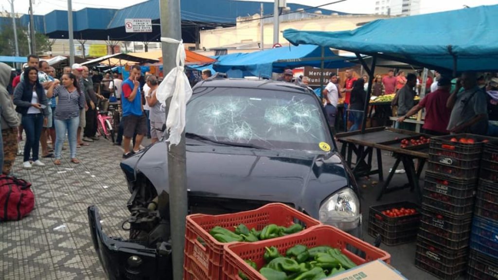 Carro invade feira livre e atinge barracas em Taubaté