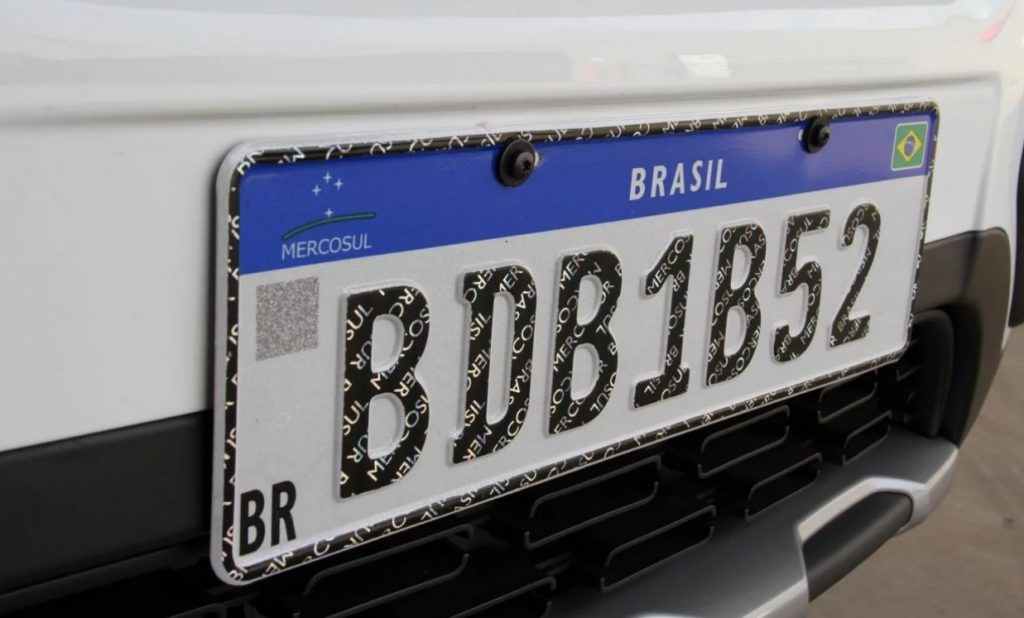 Placas com padrão do Mercosul entram em vigor em todo o país