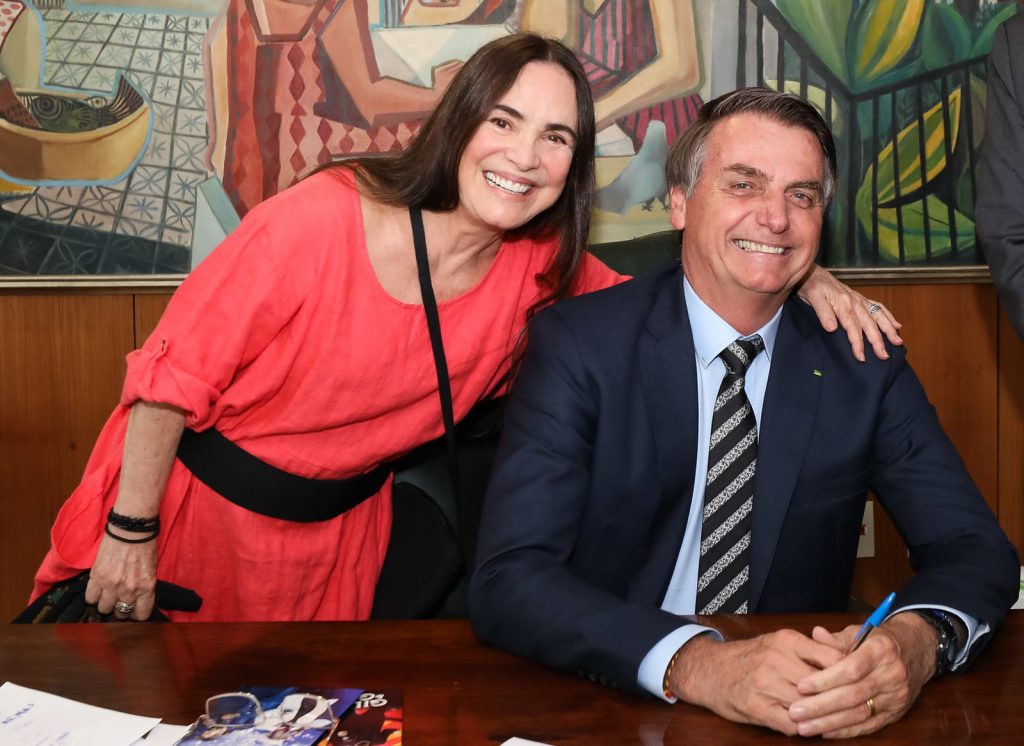 Secretaria de cultura Regina Duarte tem dia decisivo no governo hoje