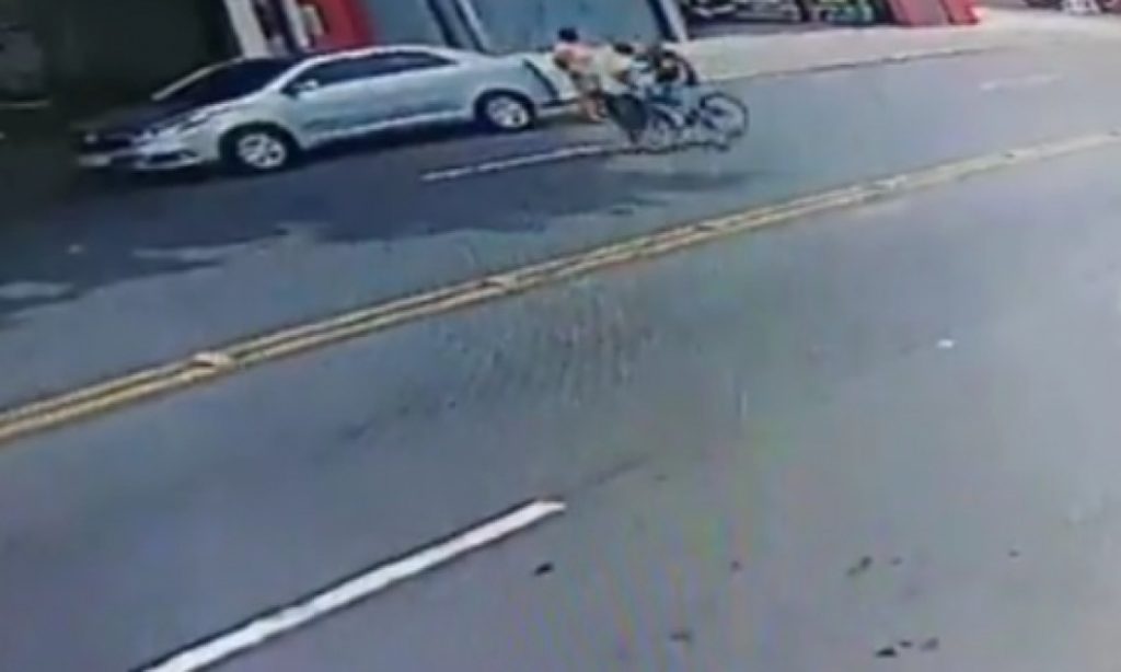 Câmera flagra acidente entre ciclista e pedestre na zona sul de São José