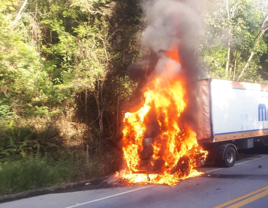Caminhão pega fogo na Floriano Rodrigues Pinheiro em Pindamonhangaba