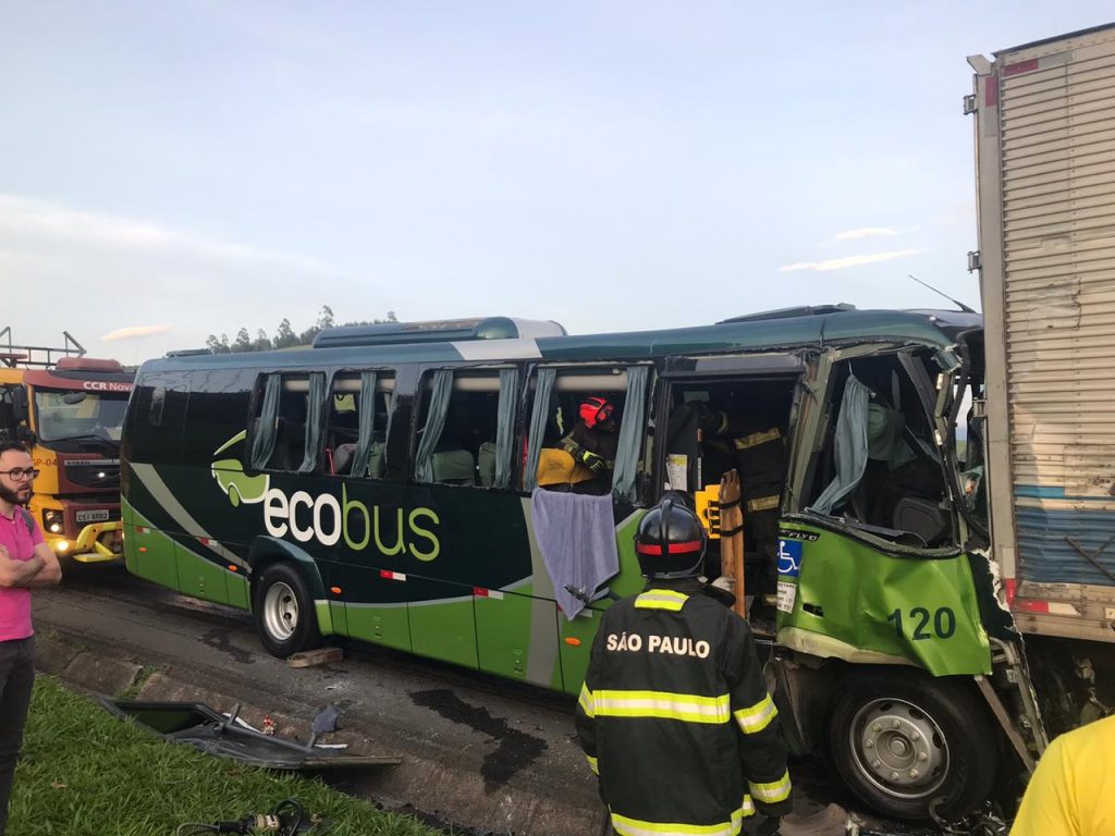 13 pessoas ficaram feridas em um acidente envolvendo um ônibus e um caminhão