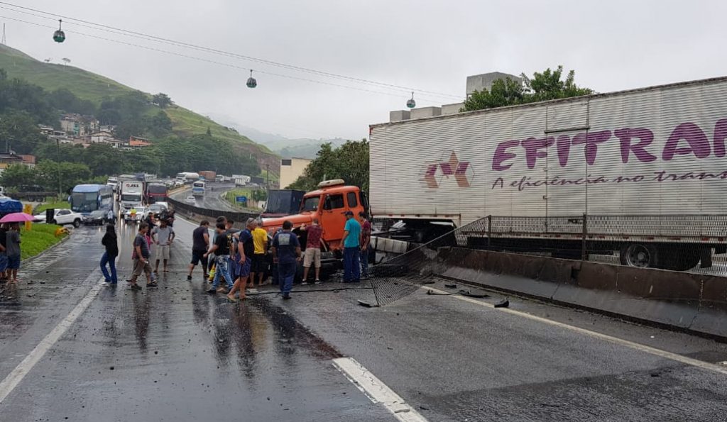 Grave acidente deixa um morto na Dutra em Aparecida
