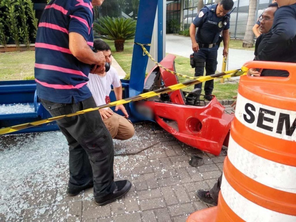 Carro de luxo invade calçada e destrói ponto de ônibus em Taubaté