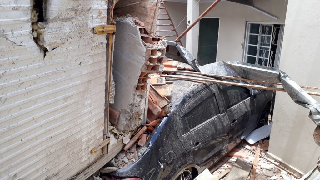 Caminhão perde o controle e invade casa em Jacareí