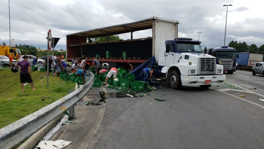 Carga de cerveja tomba na pista da Dutra em Jacareí