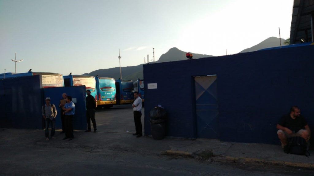 Motoristas de ônibus fazem greve por aumento salarial em Ilhabela