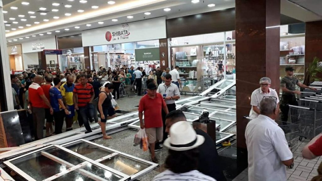 Chuva provoca alagamentos, queda de porta de shopping e de árvores em São José