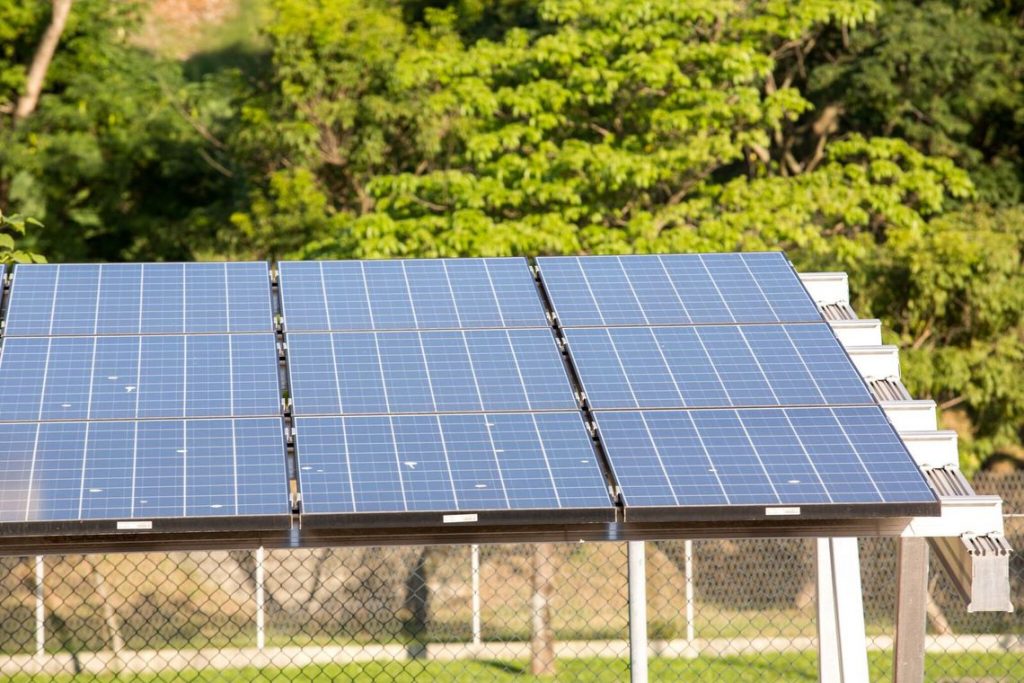 Decisão sobre taxação de energia solar cabe à Aneel, diz Bolsonaro