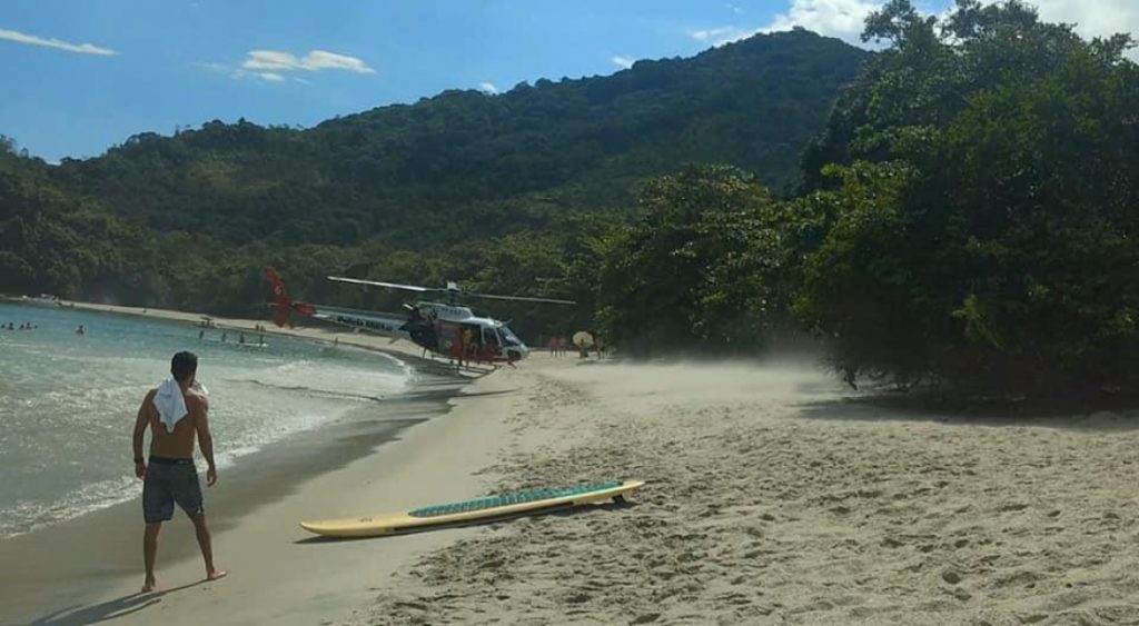 Helicóptero da PM resgata homem após queda em praia de Ubatuba