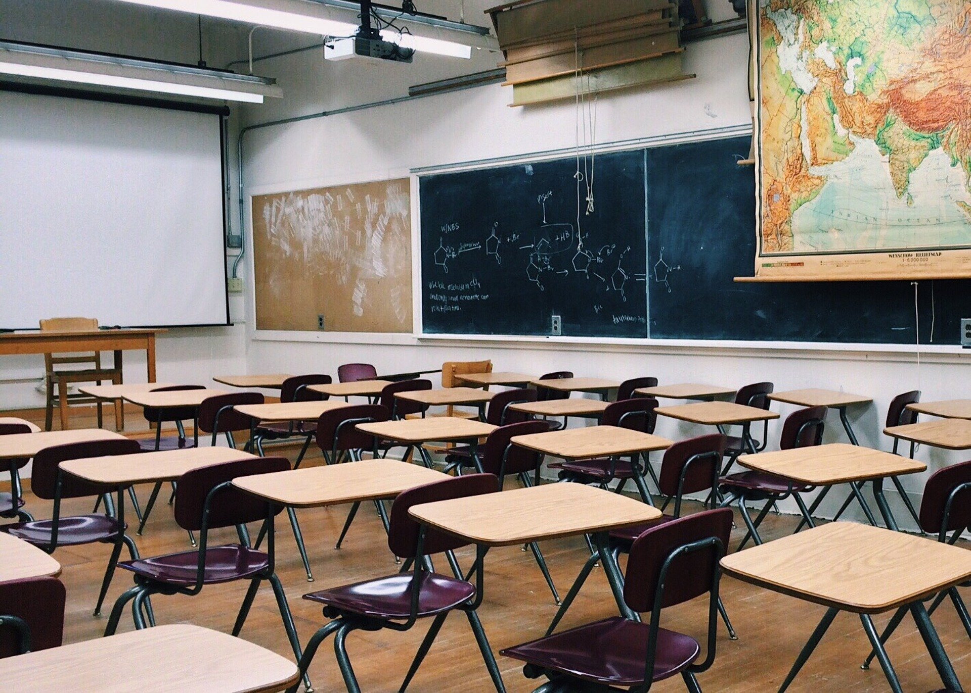 São José dos Campos determina retorno das aulas presenciais na rede municipal somente em 2021