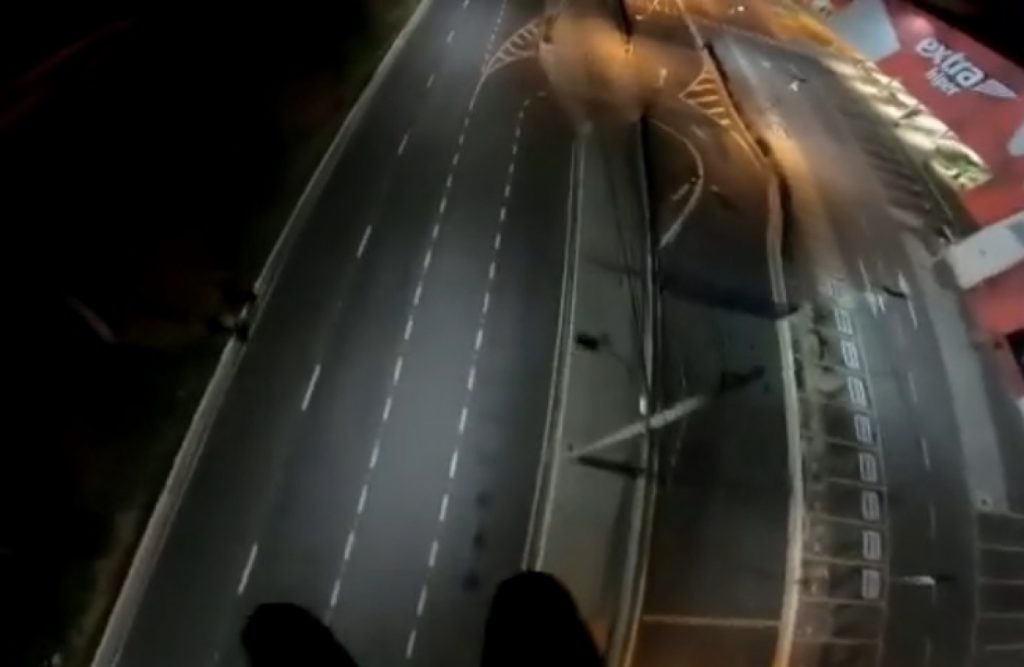 Paraquedistas saltam de obra da ponte estaiada em São José