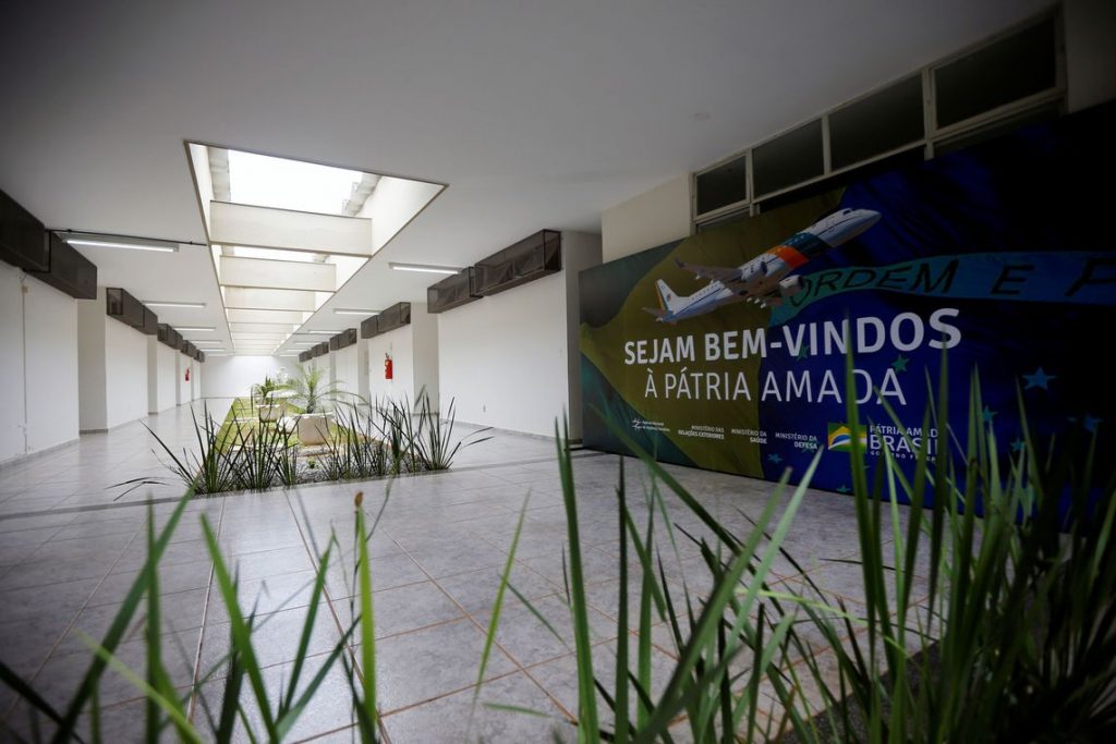 Aviões que trazem brasileiros de Wuhan, na China, devem chegar às 3h no domingo