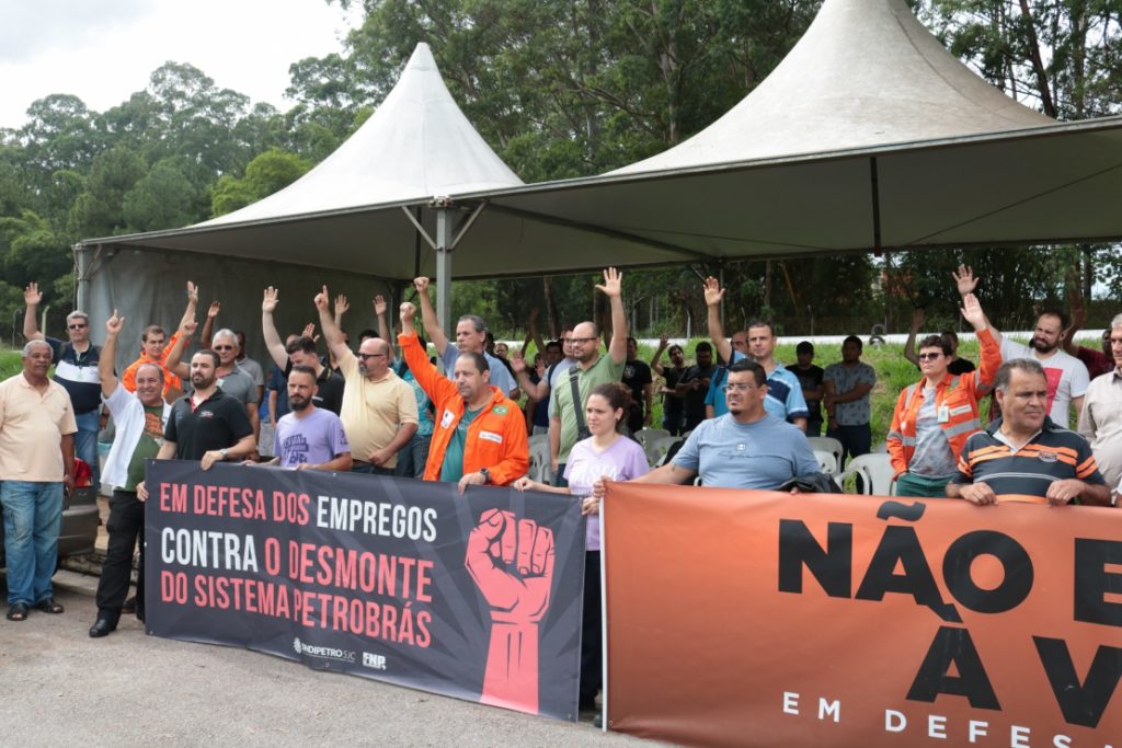 Petroleiros da Revap aprovam estado de greve em São José