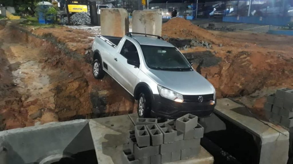 Carro cai em buraco na obra da Charles Schneider em Taubaté