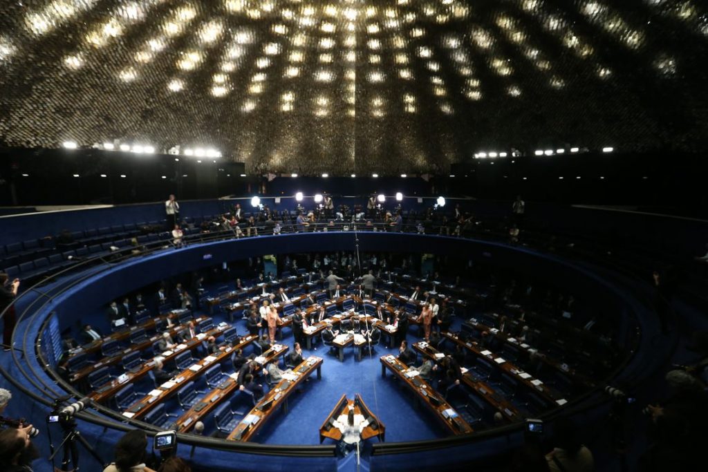 Senado aprova adiamento das eleições municipais para 15 e 29 de novembro