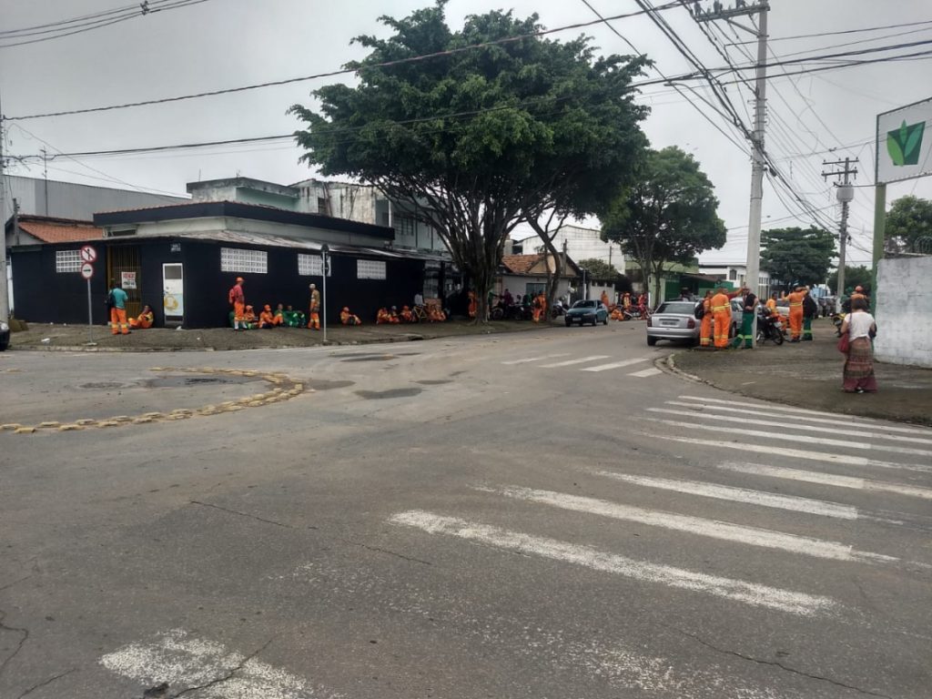 Motoristas fazem greve na coleta de lixo em São José