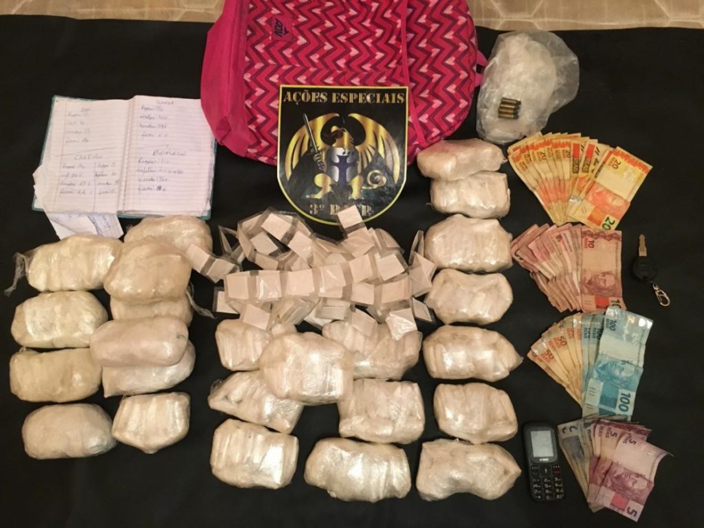 Casal é preso com drogas e munições em Caraguatatuba