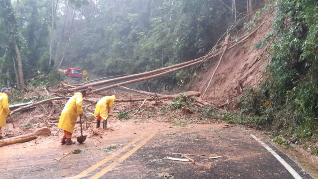 Queda de barreira interdita BR-459 em Piquete
