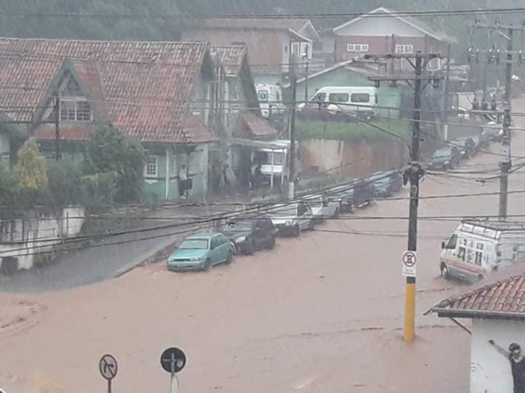 Chuva causa alagamentos, deslizamentos de terra e transbordamento de rio em Campos do Jordão