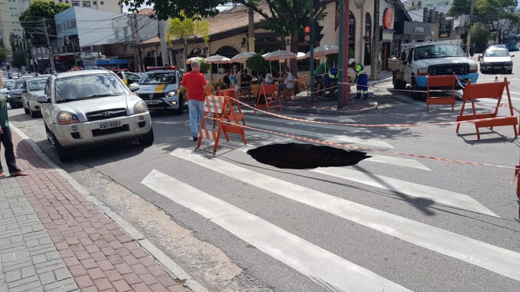 Asfalto da avenida Heitor Villa Lobos cede e local é interditado em São José