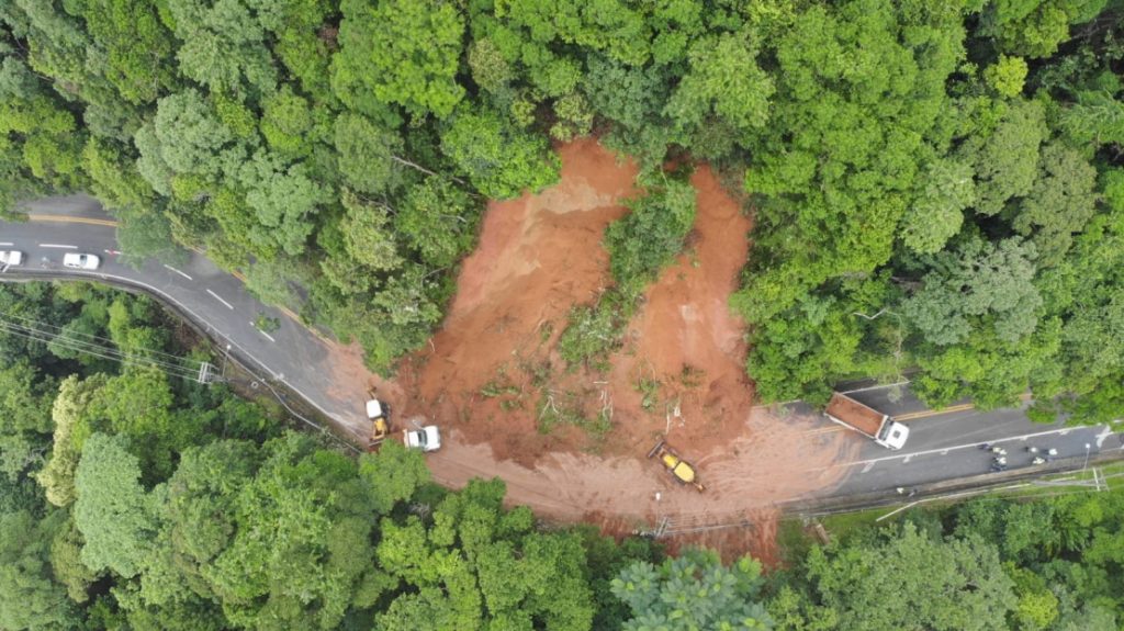 Rio-Santos é liberada após mais de 24h de interdição
