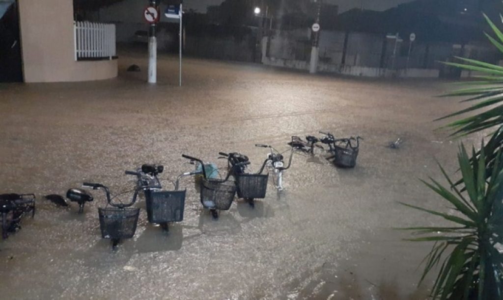 Chuva alaga bairros e causa transtornos no Litoral Norte