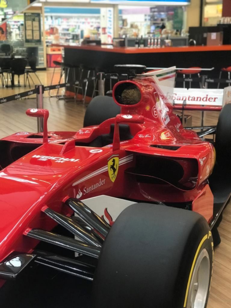 Centro de compras recebe exposição de carros esportivos em São José