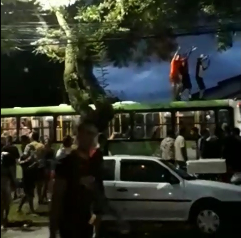 Jovens são filmados em cima de ônibus durante ‘fluxo’ na zona sul de São José