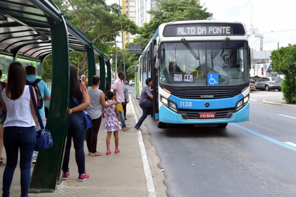 Grupo sugere 'botão do pânico' em ônibus contra assédio sexual