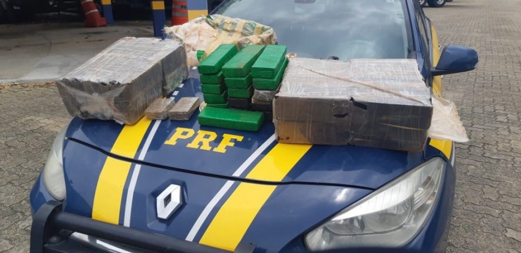 Dupla é presa com 64 kg de maconha na Dutra em Lavrinhas
