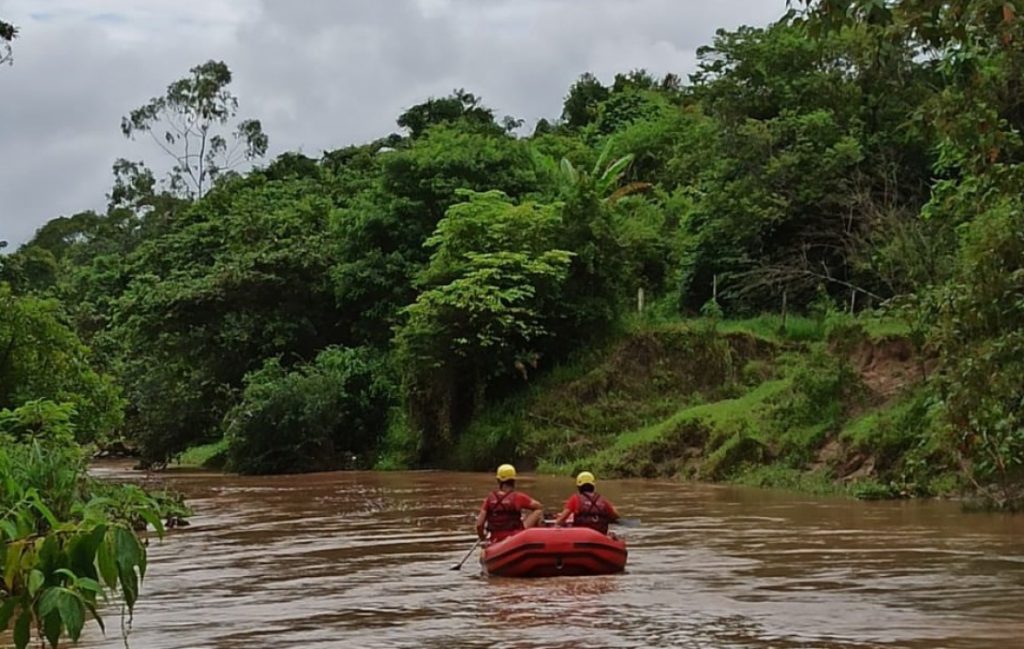 Bombeiros buscam homem que desapareceu após tentar atravessar rio a cavalo em Jacareí