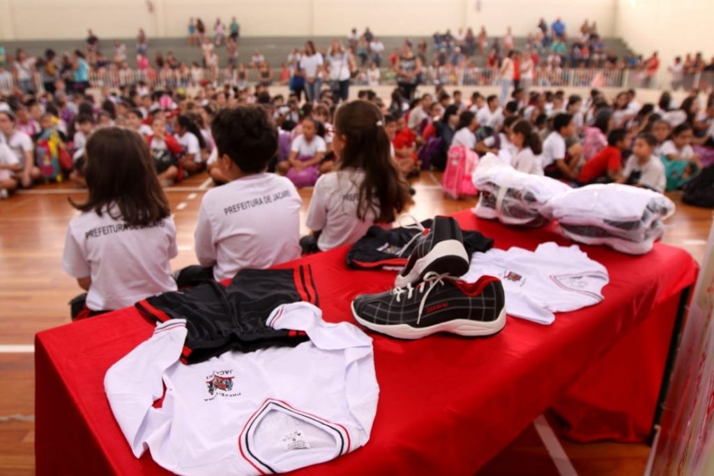 Izaias garante uniformes no primeiro dia de aula em Jacareí