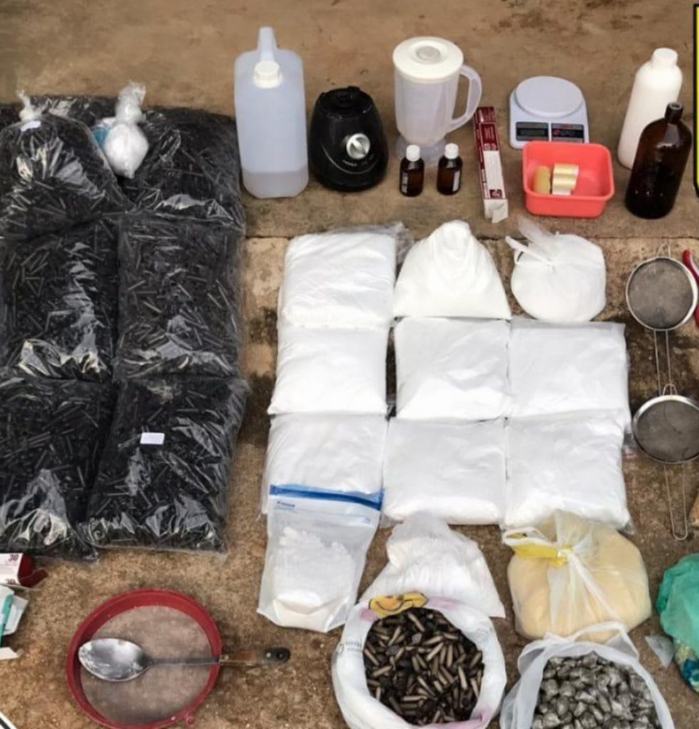 Trio é preso por tráfico de drogas em São José