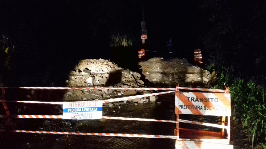 Estrada do Jaguari é interditada após tubulação de ponte se romper em São José