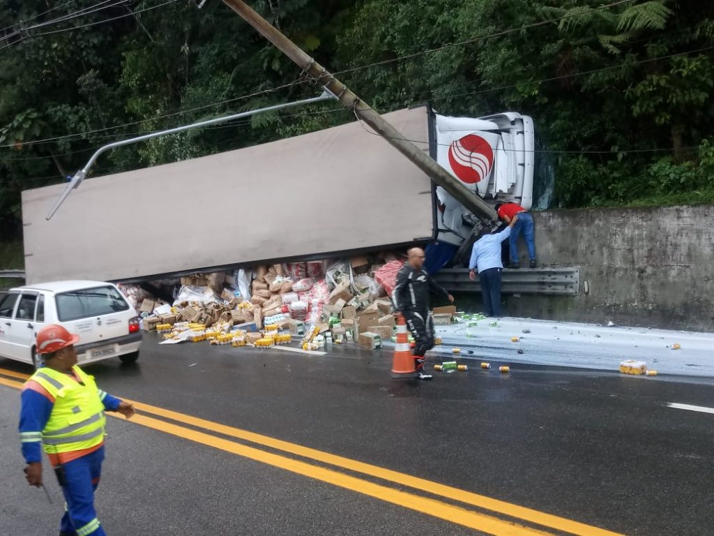 Caminhão de supermercado tomba na rodovia dos Tamoios em Caraguatatuba